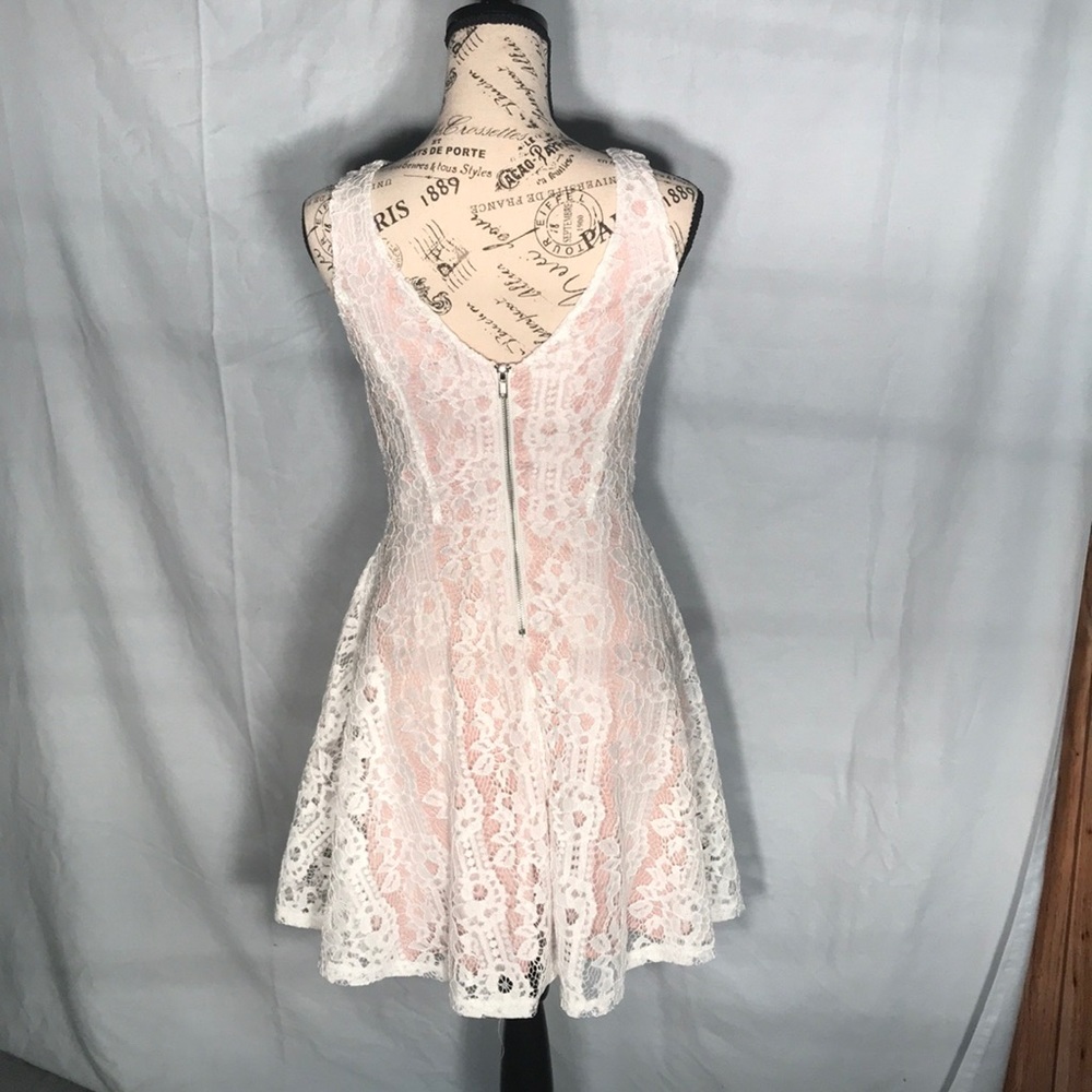 WHITE SLEEVELESS LACE DRESS.. never worn - Picture 2 of 5